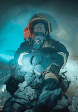 消防员坠楼死死护住女童自己牺牲,年仅27岁