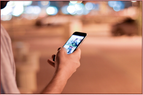 女子和朋友看灯展拍照 手机集体损坏!激光灯惹的祸